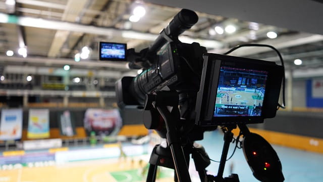 Kamera für Live Stream eines Basketball Spiels.